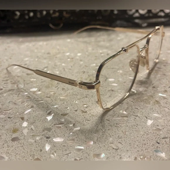 Quay Glasses Clear - Picture 2 of 5